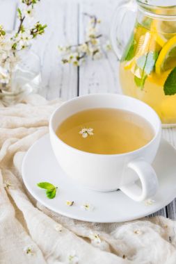 Çiçek açan brunch ile taze bitki çayı