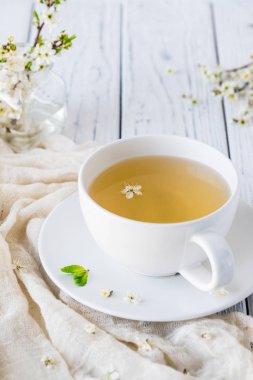 Çiçek açan brunch ile taze bitki çayı