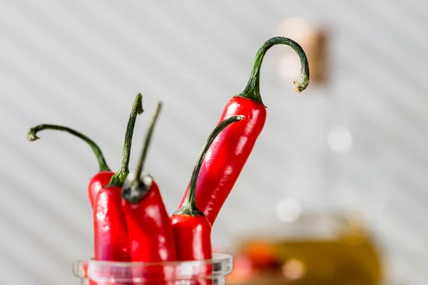 Chiles rojos sobre tabla de madera — Foto de Stock