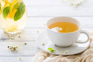 Çiçek açan brunch ile taze bitki çayı