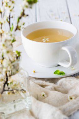 Çiçek açan brunch ile taze bitki çayı