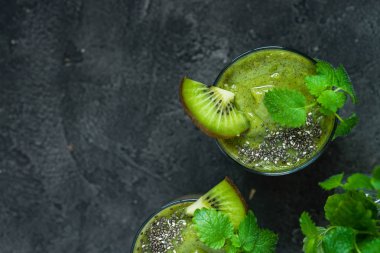 Kivi, chia, nane ile yeşil güler yüzlü. Kopya alanı, üstten görünüm