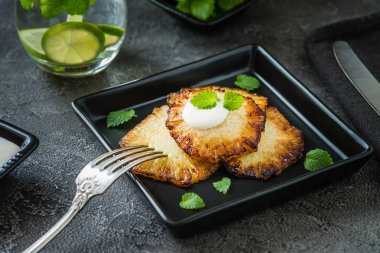 Fried ananas dilimleri ile Creme fraiche, koyu arka plan