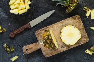 Kesme taze ananas ve ananas ahşap tahta üzerinde. Üstten Görünüm