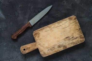 Boş tahta kesme tahtası mutfak bıçağı ile. Kopya alanı