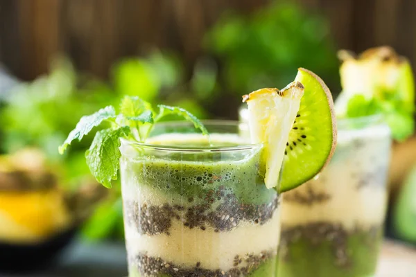 Kivi, ananas, chia ile sağlıklı katmanlı güler yüzlü. Yakın çekim