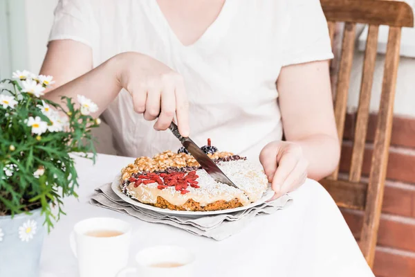 Kadının elleri, ceviz ile çiğ havuç pasta kesme goji meyveleri