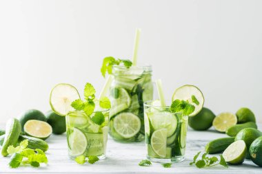 Salatalık, limon, nane ile serinletici içecek