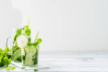 Serinletici içecek salatalık, limon, nane ile. Kopya alanı
