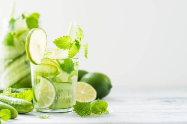 Serinletici içecek salatalık, limon, nane ile. Kopya alanı