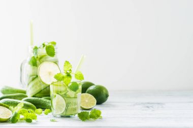 Serinletici içecek salatalık, limon, nane ile. Kopya alanı