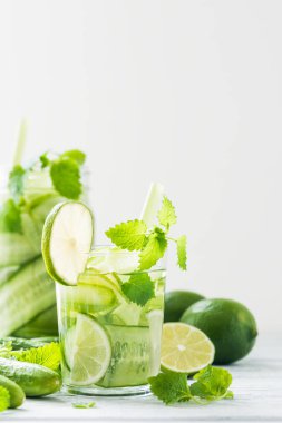 Salatalık, limon, nane ile serinletici içecek