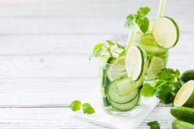 Serinletici içecek salatalık, limon, nane ile. Kopya alanı