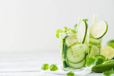 Serinletici içecek salatalık, limon, nane ile. Kopya alanı