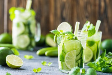 Salatalık, limon, nane ile serinletici içecek