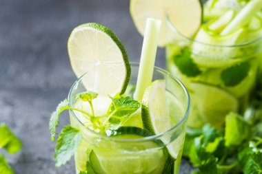 Serinletici içecek salatalık, limon, nane ile. Yakın çekim