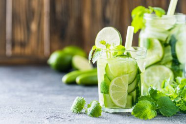 Serinletici içecek salatalık, limon, nane ile. Kopya alanı