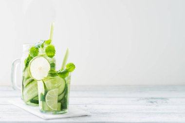 Serinletici içecek salatalık, limon, nane ile. Kopya alanı