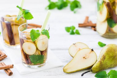 Armut, beyaz rustik masanın üzerine tarçın ile serinletici içecek