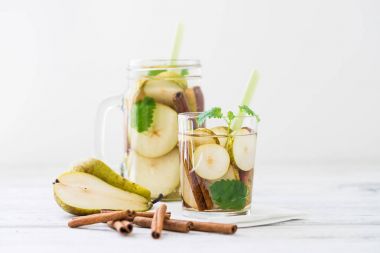 Armut, beyaz rustik masanın üzerine tarçın ile serinletici içecek