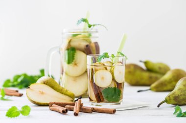 Armut, beyaz rustik masanın üzerine tarçın ile serinletici içecek