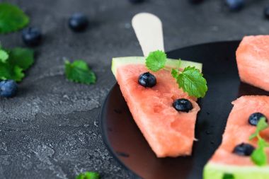 Blueberry ile karpuz dondurmayı. Tatlı snack kavramı. Yakın çekim