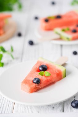 Blueberry ile karpuz dondurmayı. Tatlı snack kavramı. Seçici odak