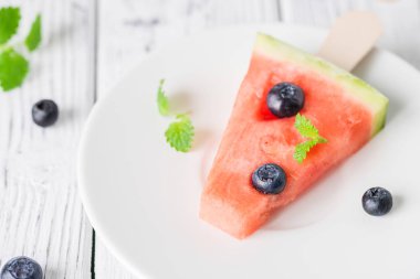 Blueberry ile karpuz dondurmayı. Tatlı snack kavramı. Yakın çekim