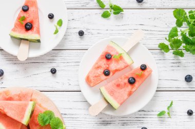 Blueberry ile karpuz dondurmayı. Tatlı snack kavramı. Üstten Görünüm