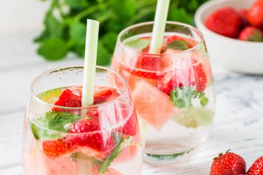 Karpuz, çilek, Melisa nane ile soğuk içecek. Yakın çekim