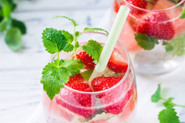 Karpuz, çilek, Melisa nane ile soğuk içecek. Yakın çekim