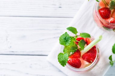 Karpuz, çilek, Melisa nane ile iç. Üstten Görünüm, kopya alanı