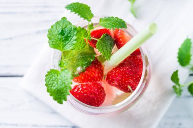 Karpuz, çilek, Melisa nane ile iç. Görünümü en çok, yakın çekim