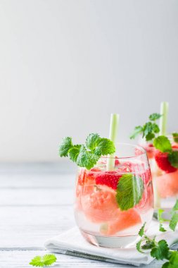 Karpuz, çilek, Melisa nane ile soğuk içecek. Kopya alanı