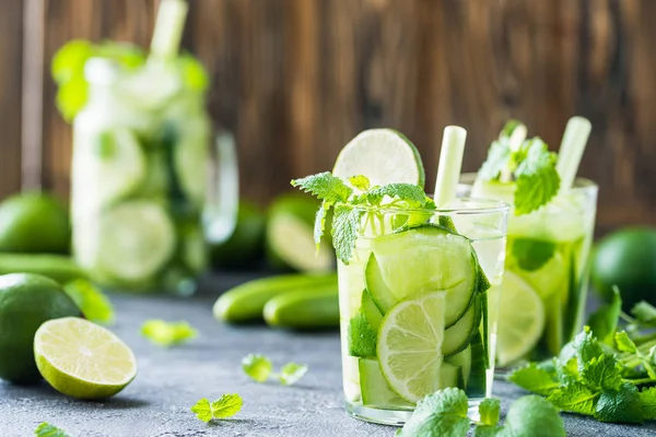 Salatalık, limon, nane ile serinletici içecek