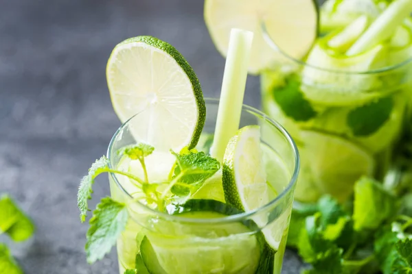 Serinletici içecek salatalık, limon, nane ile. Yakın çekim