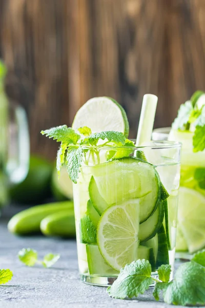 Salatalık, limon, nane ile serinletici içecek