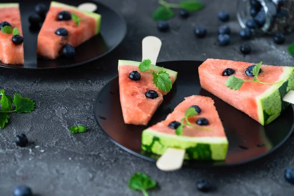 Blueberry ile karpuz dondurmayı. Tatlı snack kavramı. Seçici odak