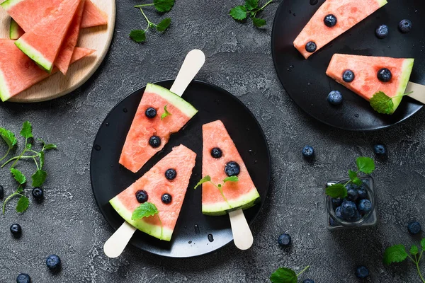 Blueberry ile karpuz dondurmayı. Tatlı snack kavramı. Üstten Görünüm