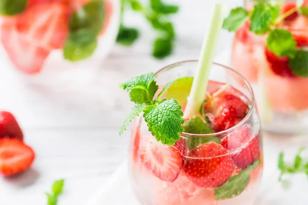 Karpuz, çilek, Melisa nane ile soğuk içecek. Yakın çekim