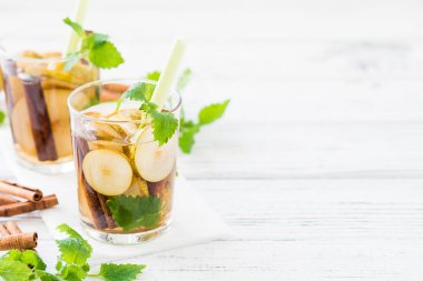 Serinletici içecek armut, beyaz masanın üzerine tarçın ile. Kopya alanı