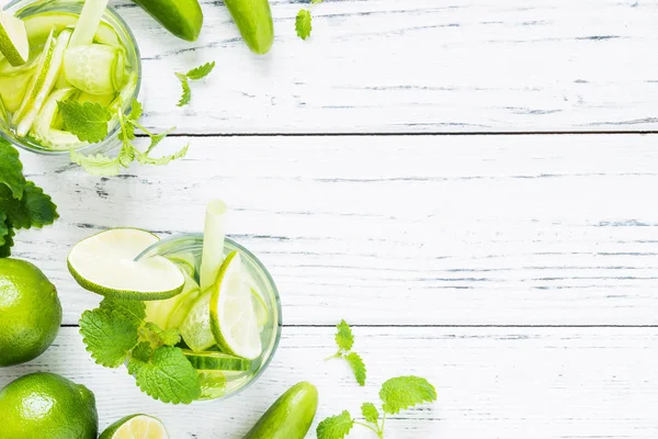 Serinletici içecek salatalık, limon, nane ile. Üstten Görünüm, kopya alanı