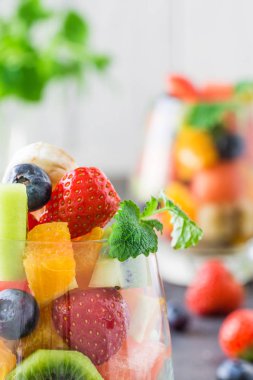 Cam taze meyve salatası. Yakın çekim