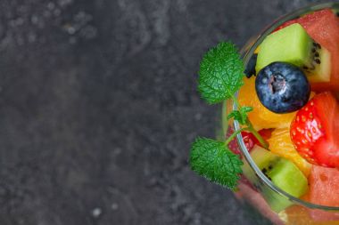 Cam taze meyve salatası. Kopya spase, üstten görünüm