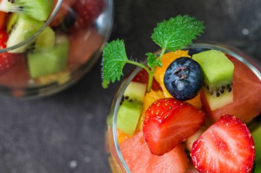 Cam taze meyve salatası. Üstten Görünüm