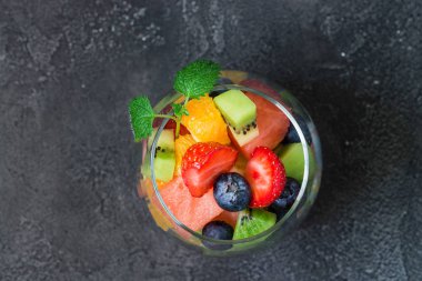 Cam taze meyve salatası. Kopya spase, üstten görünüm