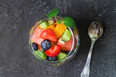Cam taze meyve salatası. Üstten Görünüm