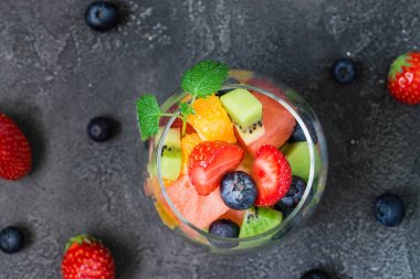 Cam taze meyve salatası. Üstten Görünüm