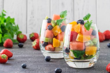 Bardakta taze meyve salatası