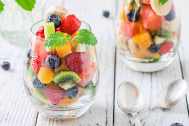 Gözlüklü taze meyve salatası